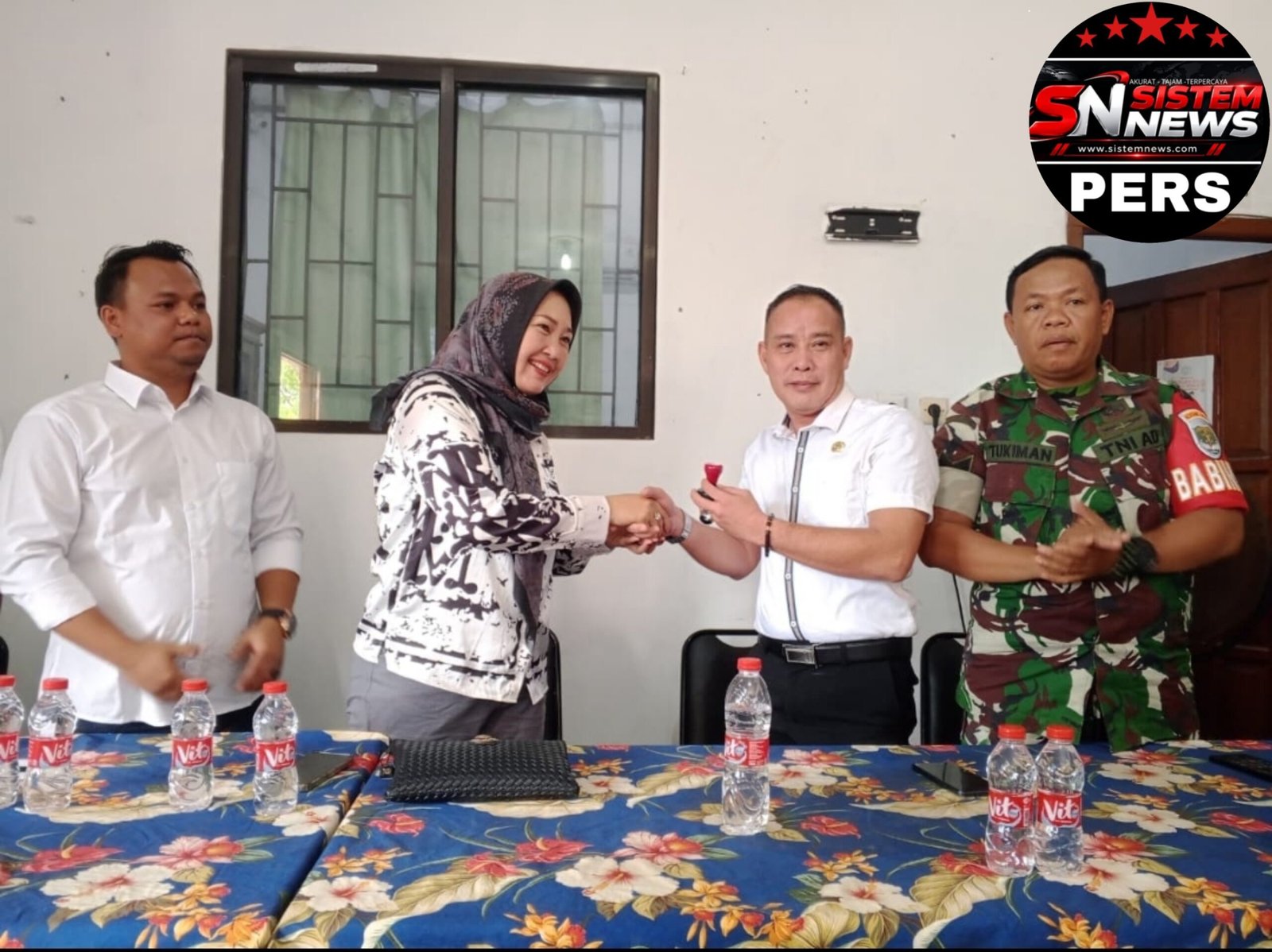 SERAH TERIMA JABATAN KEPALA DESA PASIRTANJUNG, HJ. MARIYAH SERAHKAN TUGAS KEPADA PJ. KEPALA DESA Cecep Sumita Agung, SE.