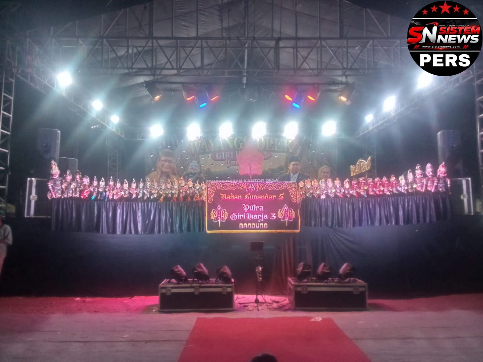 Ribuan masyarakat Desa Wangunharja, Cikarang Utara, antusias mengikuti acara tasyakuran serta nobar wayang golek Putra Giriharja 3, Dalang Dadan Sunandar S.