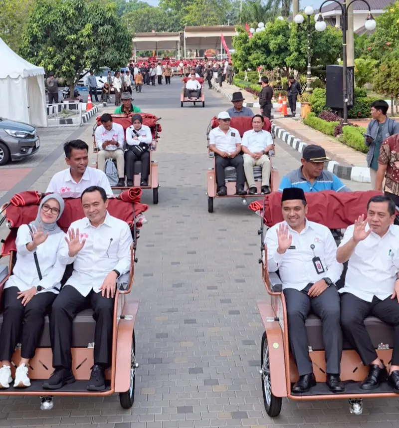 Bupati Aep Terima Becak Liar dan Tablet Pintat dari Presiden Prabowo untuk Masyarakat Karawang
